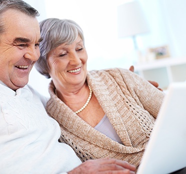¿Cuáles son los beneficios en el uso de la tecnología en un adulto mayor?